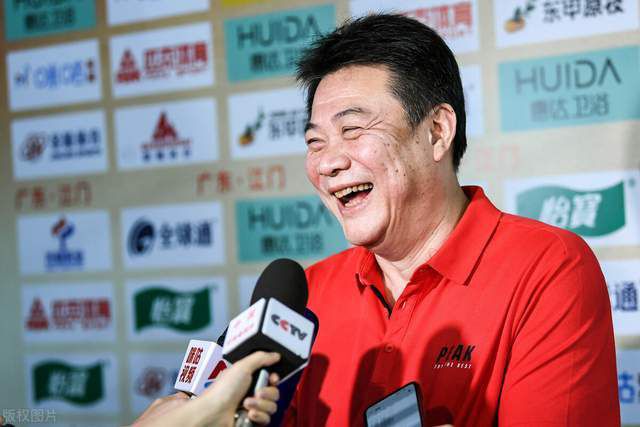 银幕上对性的剥削，使他们原已不足的亲密感觉更加冷淡，两人分别回到半孤立状态。